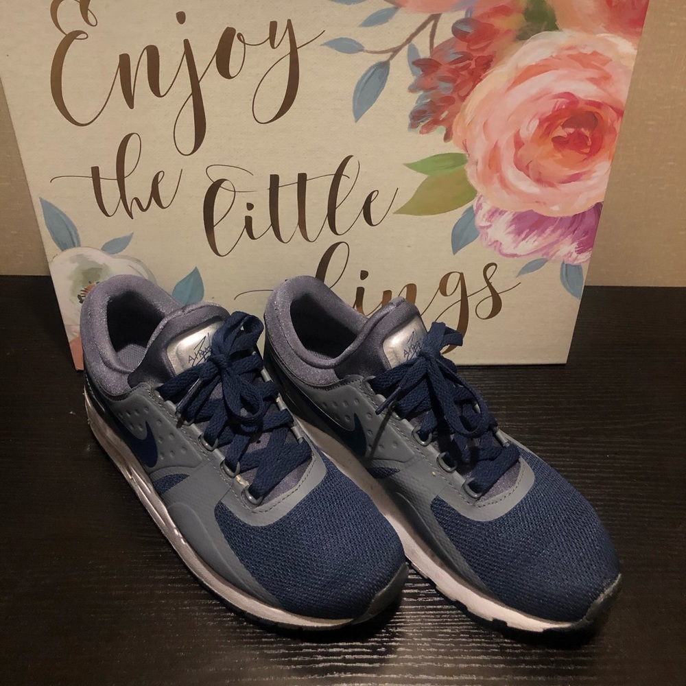 NIKE YOUTH NE MARQUE PAS NON MARKING SHOES SIZE 6